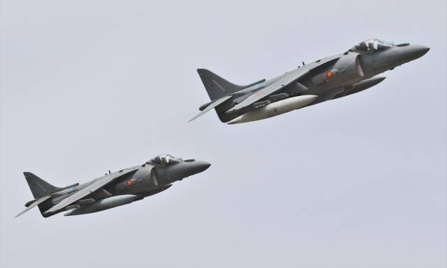 Dos cazabombarderos “Harrier” de la Armada simulando una misión de apoyo aéreo cercano a la fuerza de desembarco.