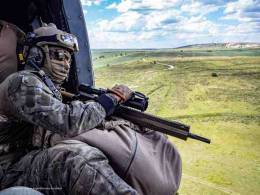 Tirador del MOE armado con rifle de precisin G28 en un NH90. (MOE, Miguel ngel Snchez Escribano)