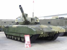 El T-14 �Armata� parece impresionante y contundente, aunque a�n se trata de un modelo experimental del que hay unas pocas decenas con un bajo nivel de operatividad (foto Octavio D�ez C�mara).