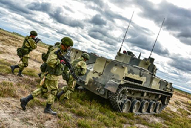 La Infantería es vital en el acompañamiento de blindados y carros durante buena parte de las fases del combate, de cara a un mayor potencial ofensivo y defensivo de los medios propios (fofo Ministerio de Defensa de Rusia).