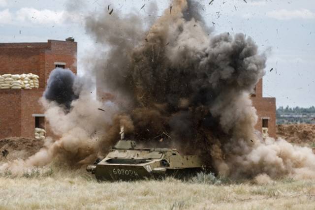Curiosa es la presencia en los enfrentamientos en Ucrania de cientos de anticuados blindados multipropósito de orugas MT-LB, que son presa fácil de lanzacohetes y misiles contracarro (foto Ministerio de Defensa de Rusia).