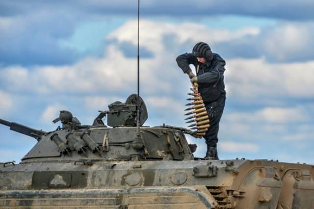 Las operaciones militares en Ucrania, después de un mes de combates, han dejado clara la vulnerabilidad de los carros de combate y blindados rusos (foto Ministerio de Defensa de Rusia).