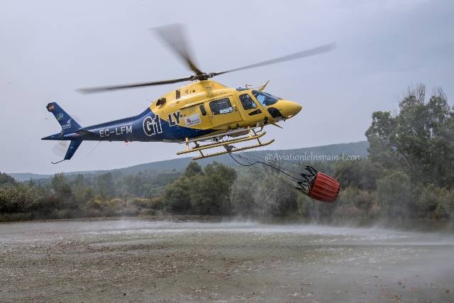 AW119 MK2 "Koala Golf1" de Coca-Segovia en aproximacion para el llenado de la cesta. AW119 MK2 "Koala Golf1" de Coca-Segovia en aproximacion para el llenado de la cesta.