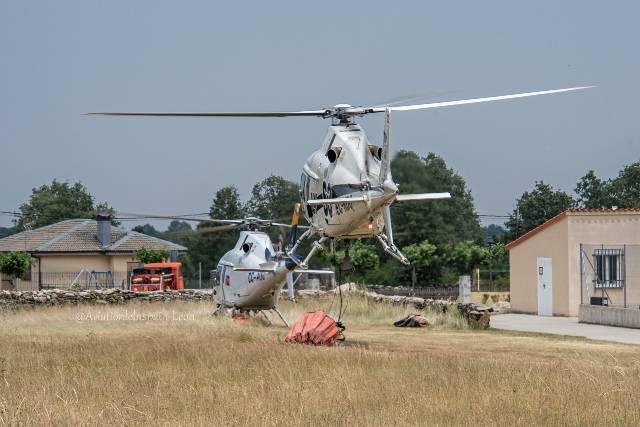 A-119A "Koala Sierra3" de Guadamiro,Salamanca acompañado por el Augusta A-119 "Koala Papa1" de Villaeles,Palencia tomando tierra para repostar. A-119A "Koala Sierra3" de Guadamiro,Salamanca acompañado por el Augusta A-119 "Koala Papa1" de Villaeles,Palencia tomando tierra para repostar.