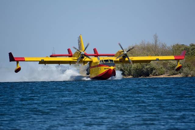 El 43 Grupo de las FFAA contribuyó al esfuerzo con 3 de sus aparatos contraincendios. El 43 Grupo de las FFAA contribuyó al esfuerzo con 3 de sus aparatos contraincendios.