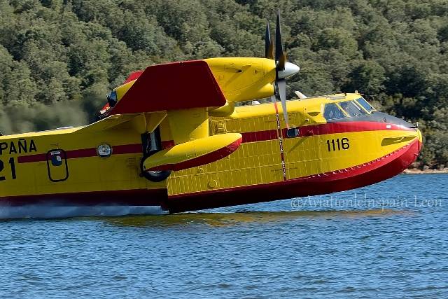 Aqui podemos ver al "Foca 43" el veterano Canadair CL215T desplazado desde Matacán,Salamanca. Aqui podemos ver al "Foca 43" el veterano Canadair CL215T desplazado desde Matacán,Salamanca.