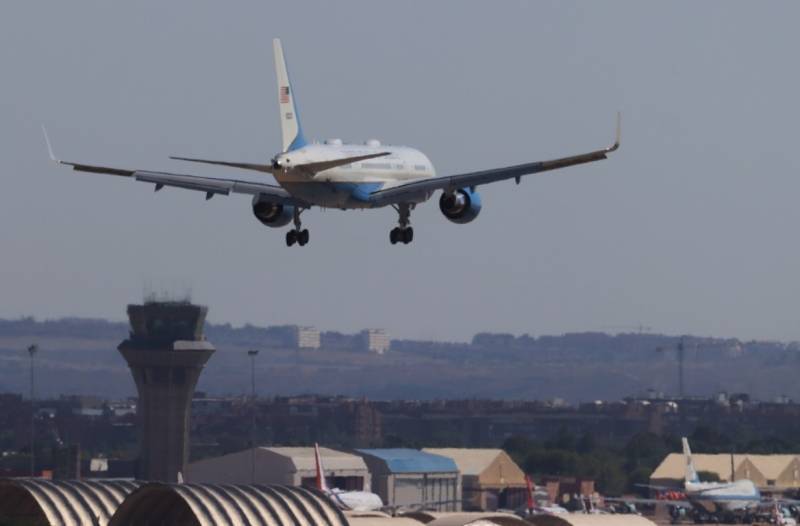 Un C-32 (basado en el Boeing 757) de la Fuerza Aérea de Estados Unidos en fase final de aterrizaje en Torrejón. Un C-32 (basado en el Boeing 757) de la Fuerza Aérea de Estados Unidos en fase final de aterrizaje en Torrejón.