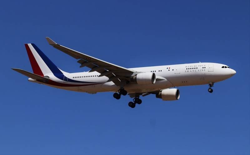 El Airbus A330 francés, con el presidente Macron a bordo, en fase final de aterrizaje en Torrejón. El Airbus A330 francés, con el presidente Macron a bordo, en fase final de aterrizaje en Torrejón.