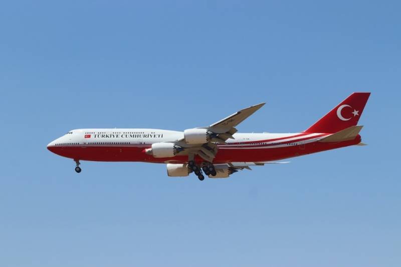 El Boeing 747-8 del turco Erdogan, con sus 76,25 metros de largo, fue la mayor aeronave que trajo autoridades a Madrid. El Boeing 747-8 del turco Erdogan, con sus 76,25 metros de largo, fue la mayor aeronave que trajo autoridades a Madrid.