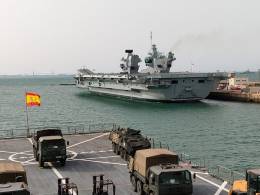 El �Prince of Wales� saliendo de la base de Rota, en primer plano la cubierta del nav�o anfibio espa�ol �Castilla�. 