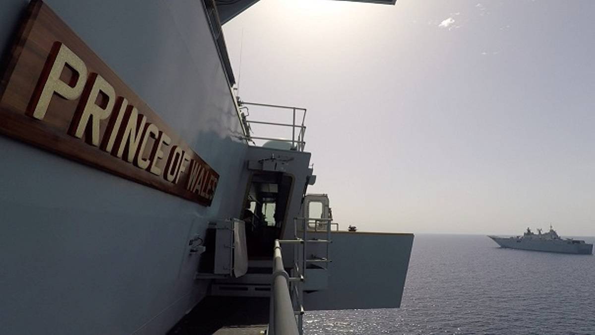 Detalle de una de las islas del “Prince of Wales”, al fondo a la derecha se ve el buque insignia de la Armada española, el “Juan Carlos I”. Detalle de una de las islas del “Prince of Wales”, al fondo a la derecha se ve el buque insignia de la Armada española, el “Juan Carlos I”.
