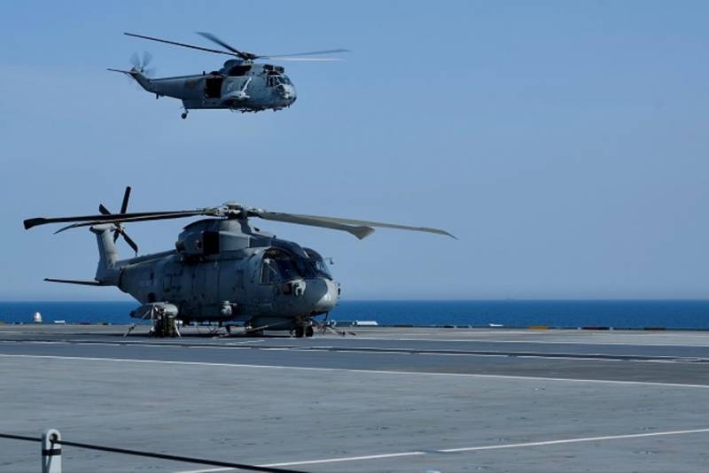 Un helicóptero español “Sea King” sobrevuela el “Prince of Wales”, en cuya cubierta vemos un Leonardo “Merlin”. Un helicóptero español “Sea King” sobrevuela el “Prince of Wales”, en cuya cubierta vemos un Leonardo “Merlin”.
