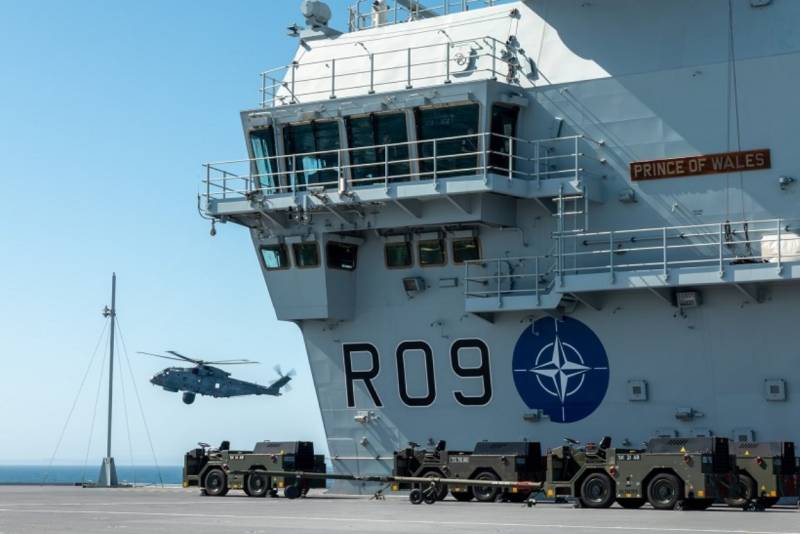 Detalle de una de las islas del “Prince of Wales”, al fondo de aprecia un helicóptero Leonardo “Merlin” de su versión “Crowsnest”. Detalle de una de las islas del “Prince of Wales”, al fondo de aprecia un helicóptero Leonardo “Merlin” de su versión “Crowsnest”.