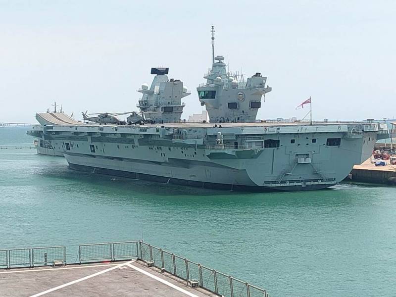 Vista del “Prince of Wales” en el muelle nº 1 de la base naval de Rota. Vista del “Prince of Wales” en el muelle nº 1 de la base naval de Rota.