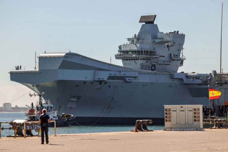 El “Prince of Wales” durante su atraque en el muelle nº1 de Rota. El “Prince of Wales” durante su atraque en el muelle nº1 de Rota.