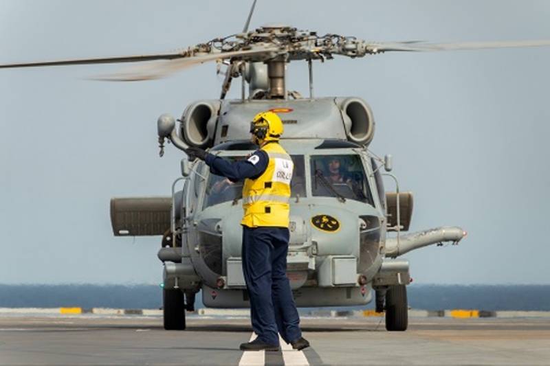 Personal de cubierta del “Prince of Wales” dirige un helicóptero SH-60B de la Armada española. Personal de cubierta del “Prince of Wales” dirige un helicóptero SH-60B de la Armada española.