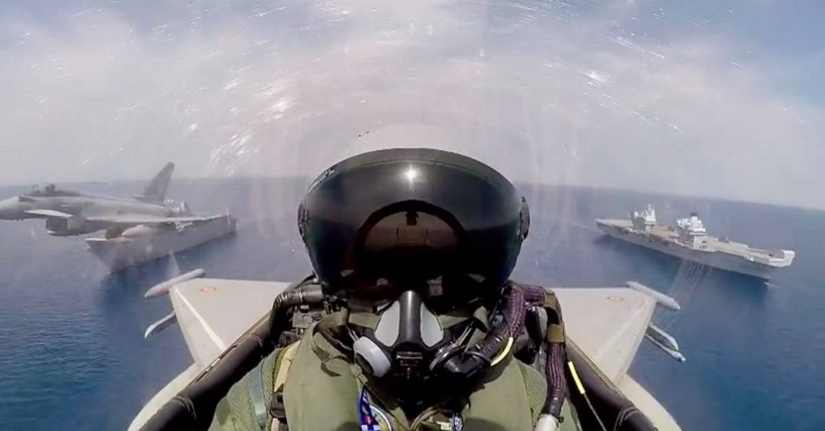 Un par de Eurofighter españoles pasan cerca del “Prince of Wales” (a la derecha) y el “Juan Carlos I” Un par de Eurofighter españoles pasan cerca del “Prince of Wales” (a la derecha) y el “Juan Carlos I”