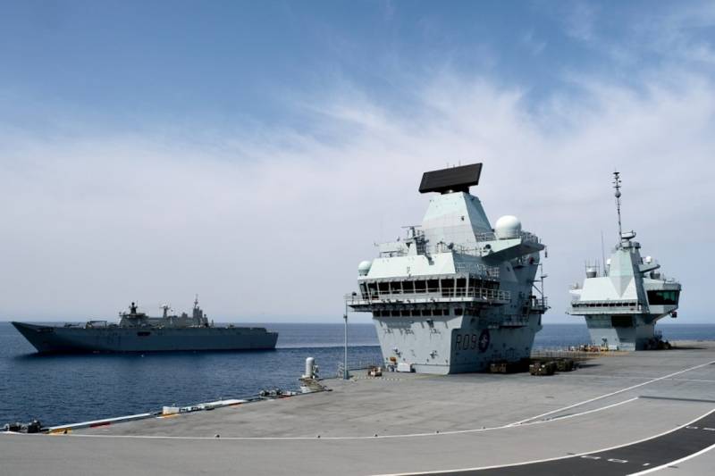 Detalle de la cubierta del Personal del “Prince of Wales”, al fondo sé ve al navío anfibio español "Juan Carlos I”. Detalle de la cubierta del Personal del “Prince of Wales”, al fondo sé ve al navío anfibio español "Juan Carlos I”.