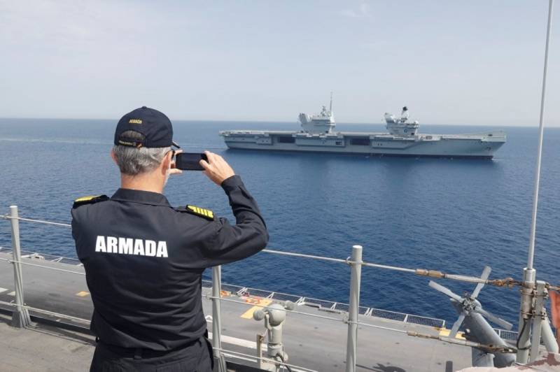 Ni su Majestad Felipe VI se resistió a fotografiar el “Prince of Wales”. Ni su Majestad Felipe VI se resistió a fotografiar el “Prince of Wales”.