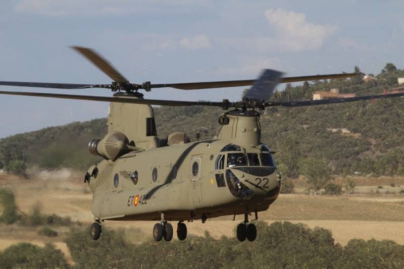 Las FAMET están en pleno proceso de modernización, siendo el paradigma el Boeing CH-47F (Julio Maíz Sanz) Las FAMET están en pleno proceso de modernización, siendo el paradigma el Boeing CH-47F (Julio Maíz Sanz)