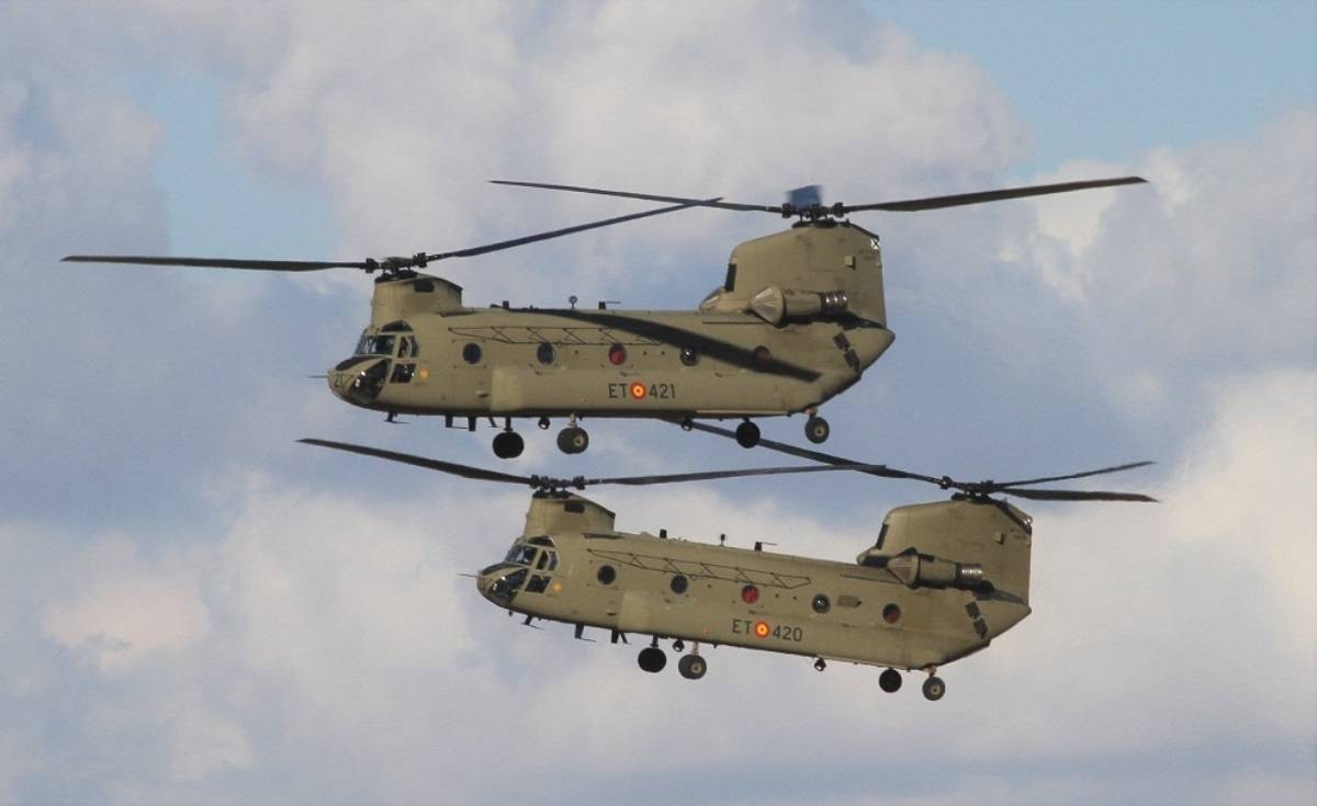 Dos de los nuevos Boeing CH -47F volando en formación. (Julio Maíz Sanz) Dos de los nuevos Boeing CH -47F volando en formación. (Julio Maíz Sanz)