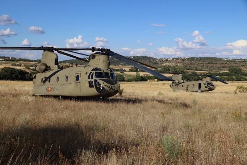 Dos de los nuevos CH-47F del Batallón de Helicópteros de Transporte nº V (BHELTRA V). (Julio Maíz Sanz) Dos de los nuevos CH-47F del Batallón de Helicópteros de Transporte nº V (BHELTRA V). (Julio Maíz Sanz)
