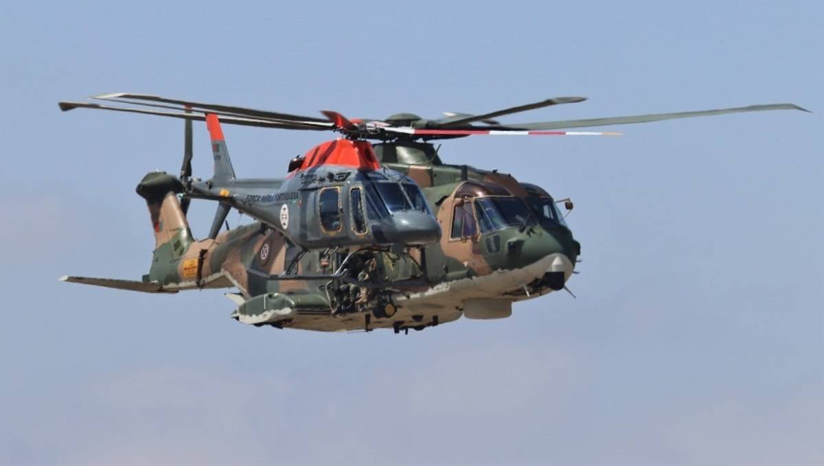 Pasada en formación de dos helicópteros portugueses, en primer plano se ve un AW119 y justo detrás un EH101. Pasada en formación de dos helicópteros portugueses, en primer plano se ve un AW119 y justo detrás un EH101.