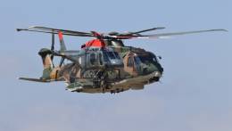 Pasada en formaci�n de dos helic�pteros portugueses, en primer plano se ve un AW119 y justo detr�s un EH101.