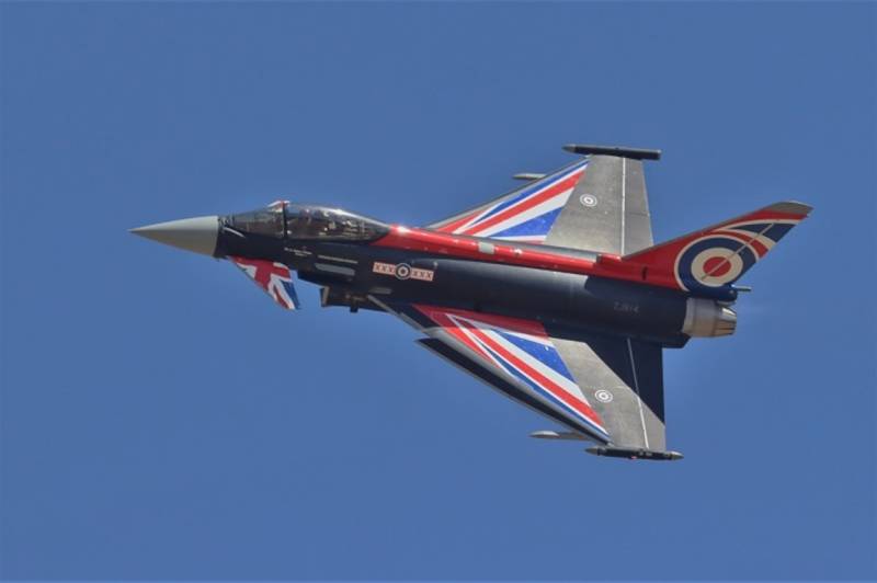 El Eurofighter “Typhoon” de demostración de la Real Fuerza Aérea británica. El Eurofighter “Typhoon” de demostración de la Real Fuerza Aérea británica.