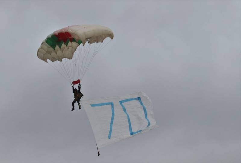 El festival aéreo se abrió con la llegada de paracaidistas con diferentes banderas, como ésta que recuerda el 70 aniversario de la FAP. El festival aéreo se abrió con la llegada de paracaidistas con diferentes banderas, como ésta que recuerda el 70 aniversario de la FAP.