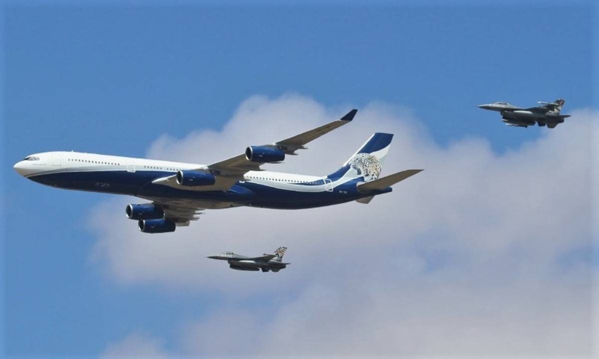Pasada de un A340 de la compañía Hi Fly, con la insignia de los “Jaguares” en la cola, escoltado por dos F-16 de la FAP. Pasada de un A340 de la compañía Hi Fly, con la insignia de los “Jaguares” en la cola, escoltado por dos F-16 de la FAP.