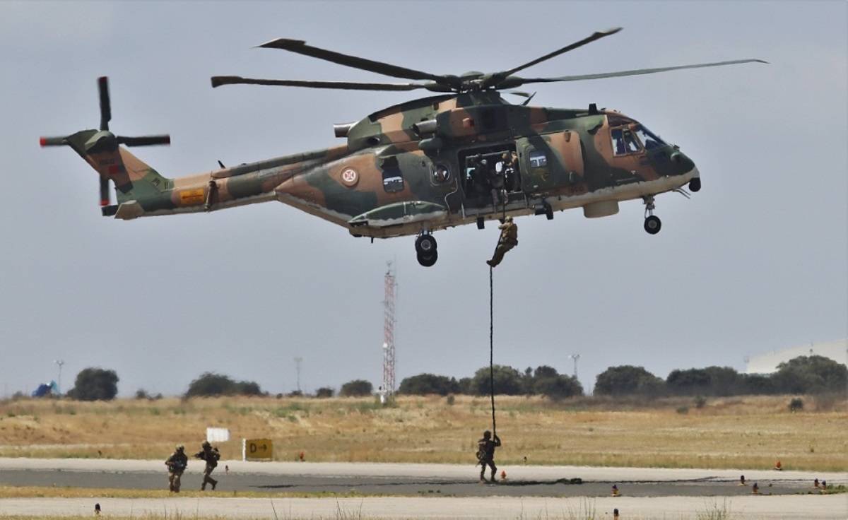 Un helicóptero Leonardo EH101 de la 751 “Esquadra” de la FAP del que bajan fuerzas especiales. Un helicóptero Leonardo EH101 de la 751 “Esquadra” de la FAP del que bajan fuerzas especiales.