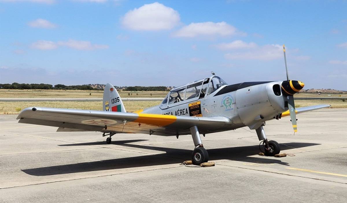 El aparato más veterano presente era este OGMA DHC-1, la versión remotorizada en Portugal del clásico entrenador británico “Chipmunk”. El aparato más veterano presente era este OGMA DHC-1, la versión remotorizada en Portugal del clásico entrenador británico “Chipmunk”.