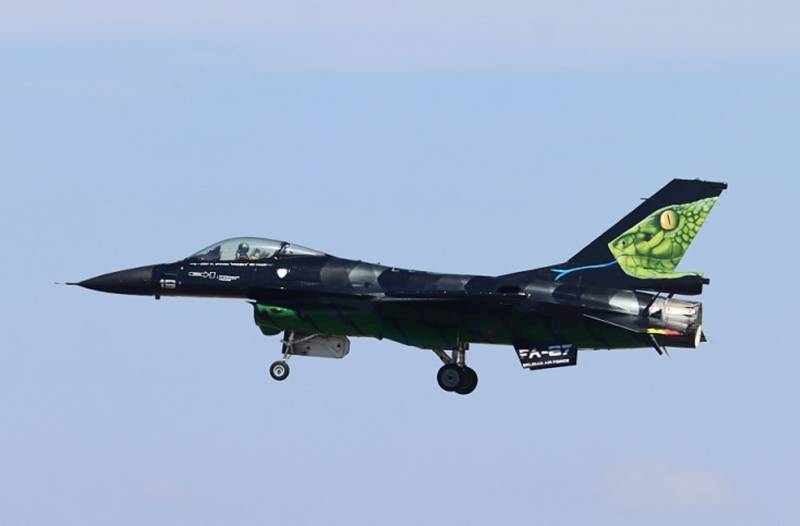 El cazabombardero “demo” F-16 AM del Componente Aéreo de las Fuerzas Armadas de Bélgica. El cazabombardero “demo” F-16 AM del Componente Aéreo de las Fuerzas Armadas de Bélgica.