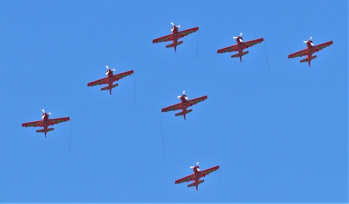 La formación de aviones Mudry CAP 232 de la patrulla acrobática marroquí “La Marche Verte”. La formación de aviones Mudry CAP 232 de la patrulla acrobática marroquí “La Marche Verte”.