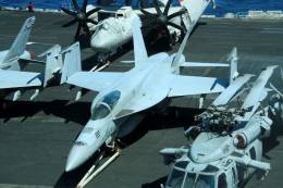 Uno de los Boeing F/A-18E �S�per Hornet� embarcados en el USS �Harry S. Truman�.