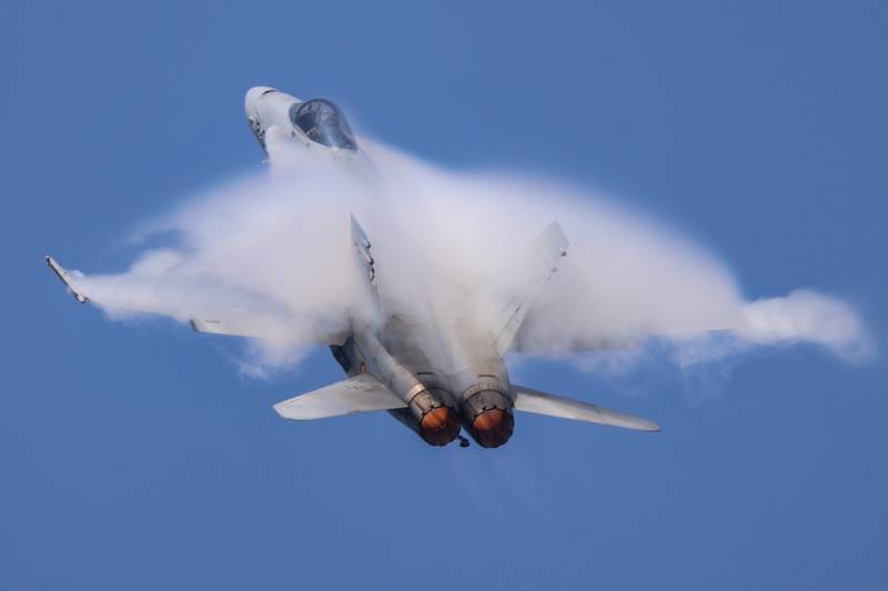 Las pasadas del EF-18M dejaron espectaculares imágenes, como ésta. Las pasadas del EF-18M dejaron espectaculares imágenes, como ésta.