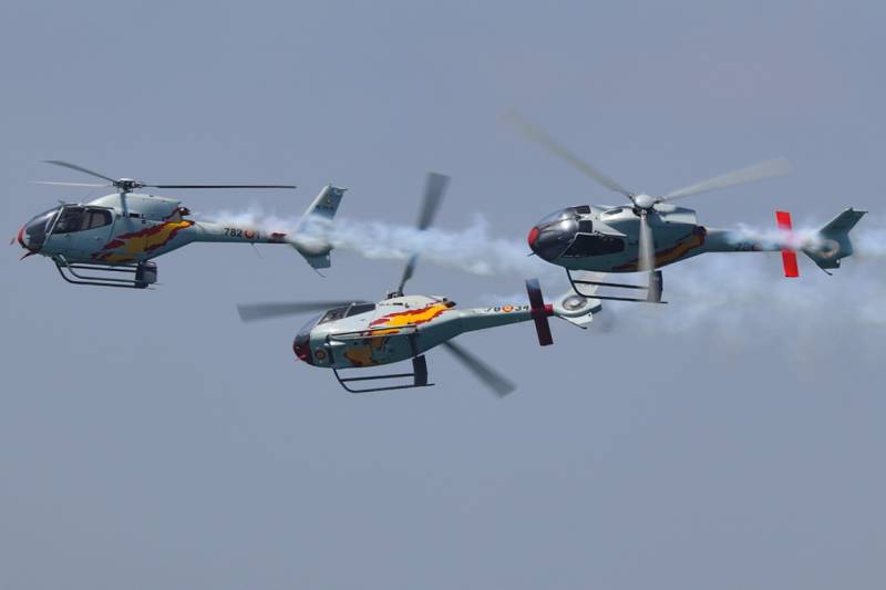 Los Airbus Helicopters H120 de la “Patrulla Aspa” del Ejército del Aire deleitaron al público. Los Airbus Helicopters H120 de la “Patrulla Aspa” del Ejército del Aire deleitaron al público.