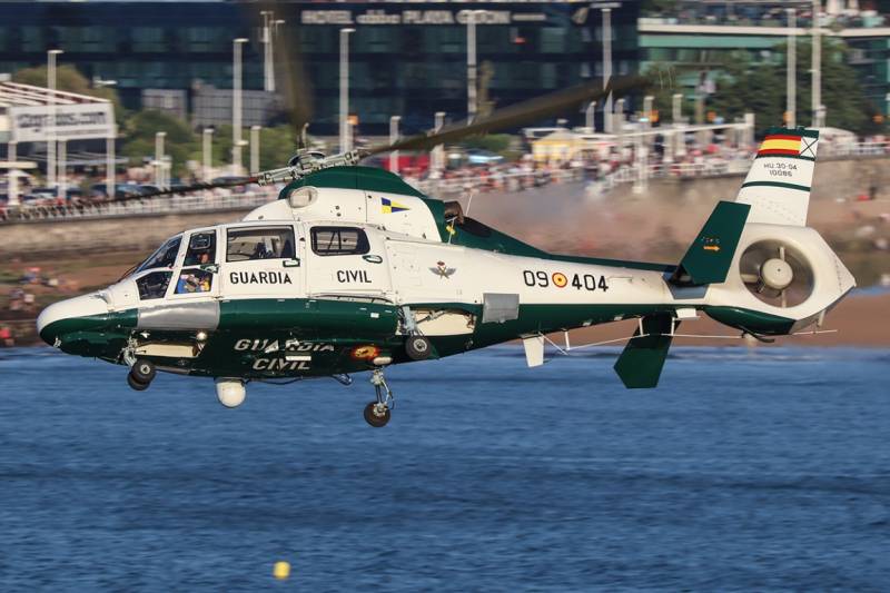 Un Airbus Helicopters AS365 N3 “Dauphin” de la Guardia Civil realizó una espectacular exhibición. Un Airbus Helicopters AS365 N3 “Dauphin” de la Guardia Civil realizó una espectacular exhibición.