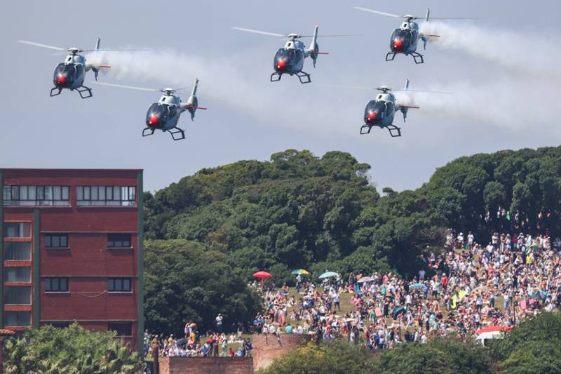 La “Patrulla Aspa” sobrevolando la península de Cimadevilla. La “Patrulla Aspa” sobrevolando la península de Cimadevilla.
