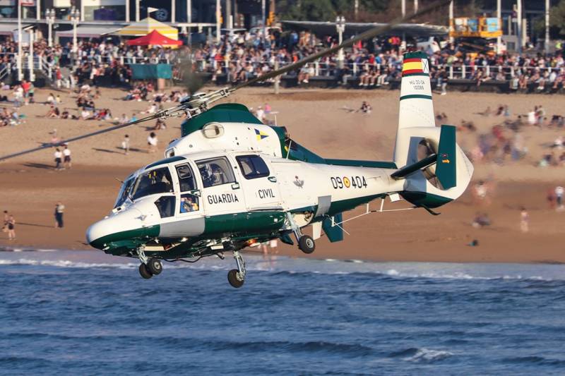 El AS365 N3 “Dauphin” de la Guardia Civil pasando frente a la playa de San Lorenzo. El AS365 N3 “Dauphin” de la Guardia Civil pasando frente a la playa de San Lorenzo.