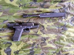 Glock 17 con supresor y su respectivo tubo ca�on.