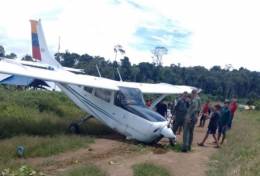 Cessna T206H Turbo Stationair II AMB-1257 accidentado en la comunidad ind�gena Chamauka (Foto: SAR Venezuela) 