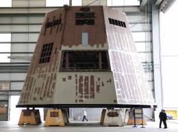 El tama�o de la estructura inferior del m�stil integrado de la Fragata F110 es notable si se le compara con una persona. (Ruben Dario, MDE).