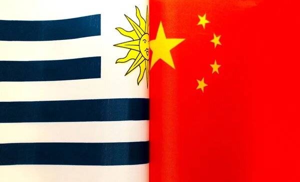 Banderas de Uruguay y China