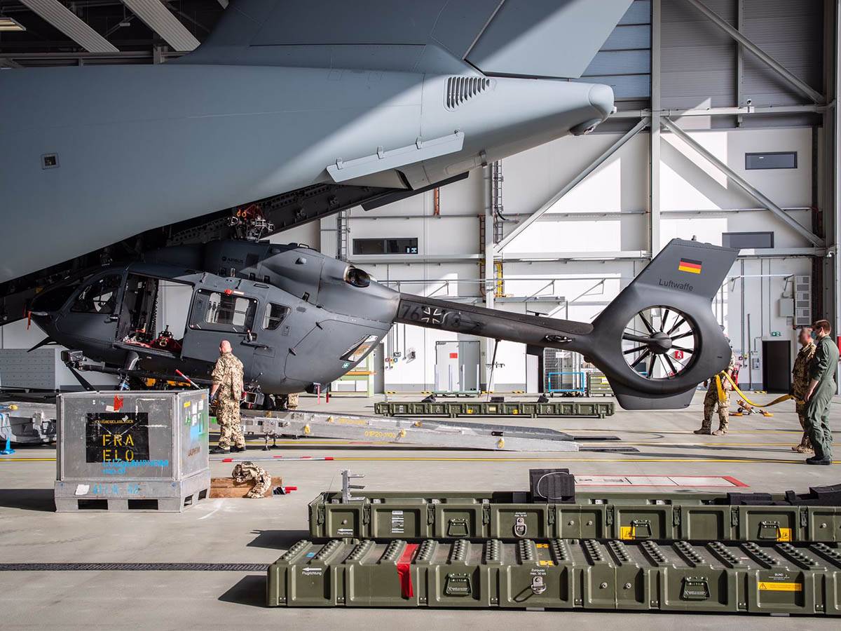 Uno de los H145 militares alemanas, embarcándose camino de Afganistán (foto Bundeswehr) Uno de los H145 militares alemanas, embarcándose camino de Afganistán (foto Bundeswehr)