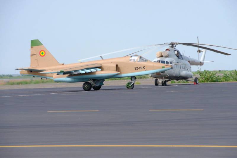El Sukhoi Su-25 entregado a Malí, pasa por delante del Mil Mi-8 también visto en la ceremonia. (FAS de Malí). El Sukhoi Su-25 entregado a Malí, pasa por delante del Mil Mi-8 también visto en la ceremonia. (FAS de Malí).