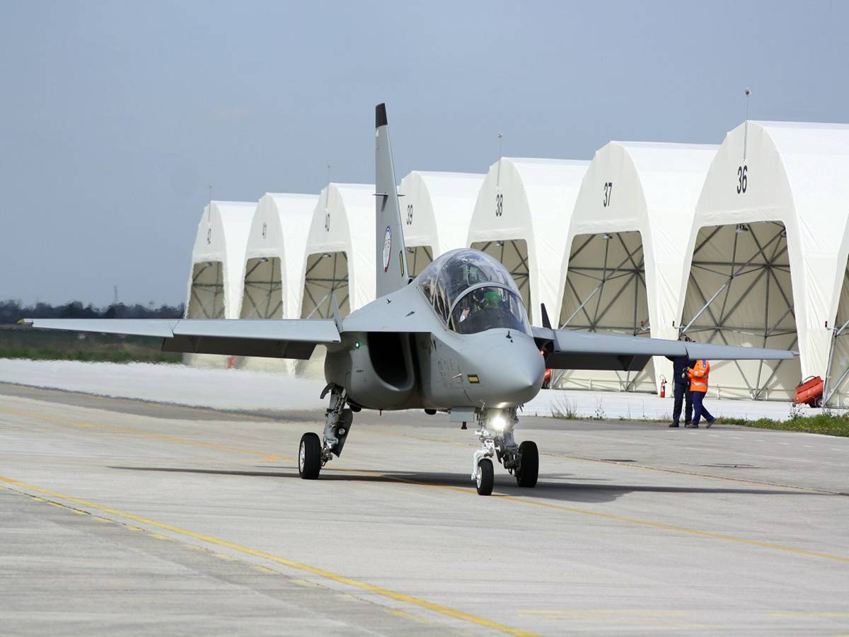 Uno de los M-346 o T-346A (segn designacin de la Aeronautica Militare Italiana) del 61 Stormo (ala) se dirige a la pista para iniciar una nueva misin de entrenamiento.