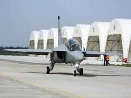 Uno de los M-346 o T-346A (seg�n designaci�n de la Aeronautica Militare Italiana) del 61� Stormo (ala) se dirige a la pista para iniciar una nueva misi�n de entrenamiento.