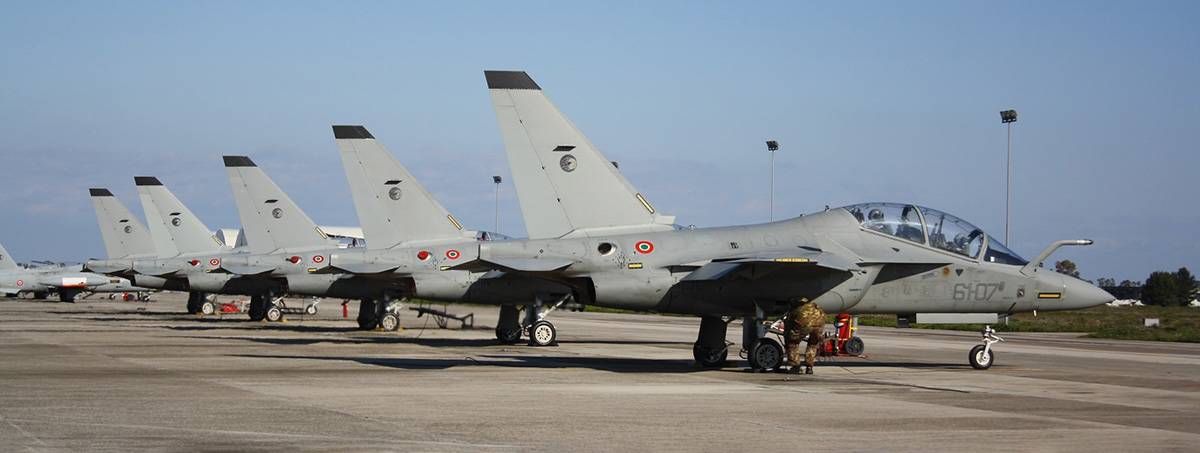 Lnea de entrenadores Leonardo T-346A en la base de Lecce-Galatina.